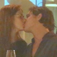 Romulo Neto e Sonia Potocki trocam beijos em restaurante. Saiba quem é a modelo!