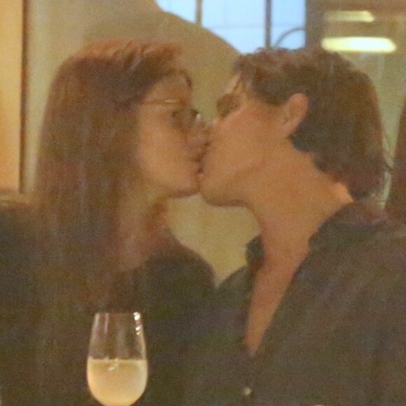 Romulo Neto e a modelo argentina Sonia Vasena Potocki foram flagrados aos beijos em restaurante do Rio de Janeiro, nesta quarta-feira, 10 de abril de 2019