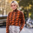 O suéter em tons terrosos, como o marrom, pode aparecer estampado com cores da mesma paleta, como o laranja