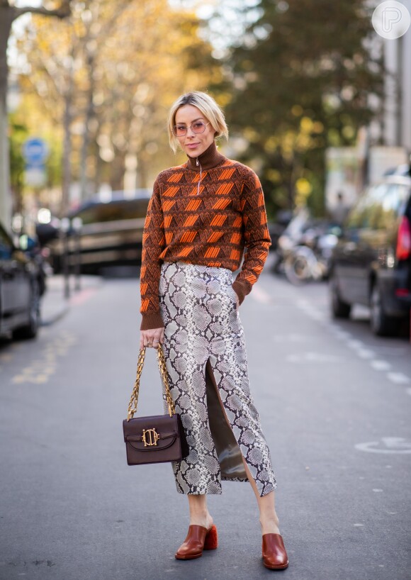 O suéter em tons terrosos, como o marrom, pode aparecer estampado com cores da mesma paleta, como o laranja