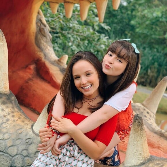 Larissa Manoela posou com Sophia Valverde, de 'As Aventuras de Poliana', nos bastidores de gravação