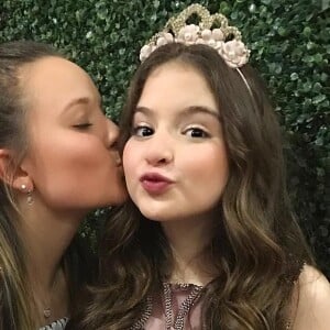 Foto de Larissa Manoela com Sophia Valverde confunde fãs: 'Por um momento achei que fosse a Larissa e a Maria Joaquina em uma montagem'