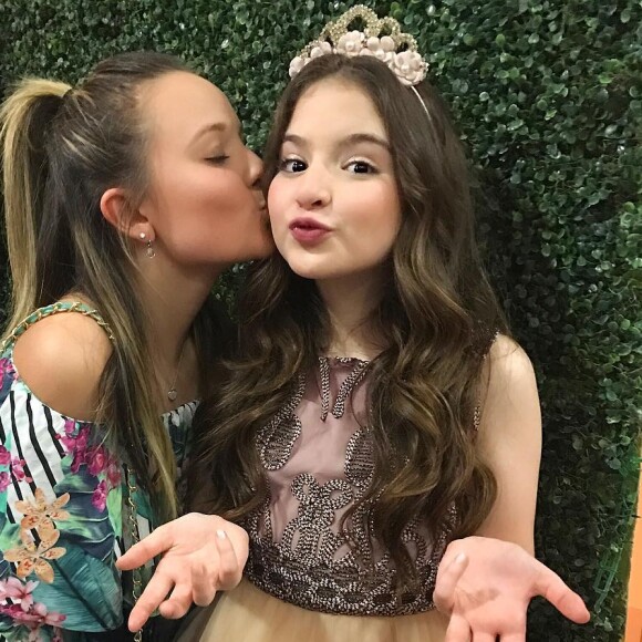 Foto de Larissa Manoela com Sophia Valverde confunde fãs: 'Por um momento achei que fosse a Larissa e a Maria Joaquina em uma montagem'