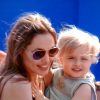 Angelina Jolie segura a filha Vivienne, que interpretou a princesa Aurora jovem em 'Malévola'