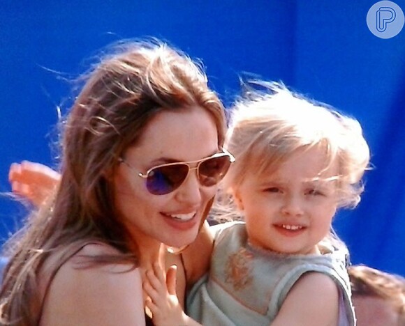 Angelina Jolie segura a filha Vivienne, que interpretou a princesa Aurora jovem em 'Malévola'