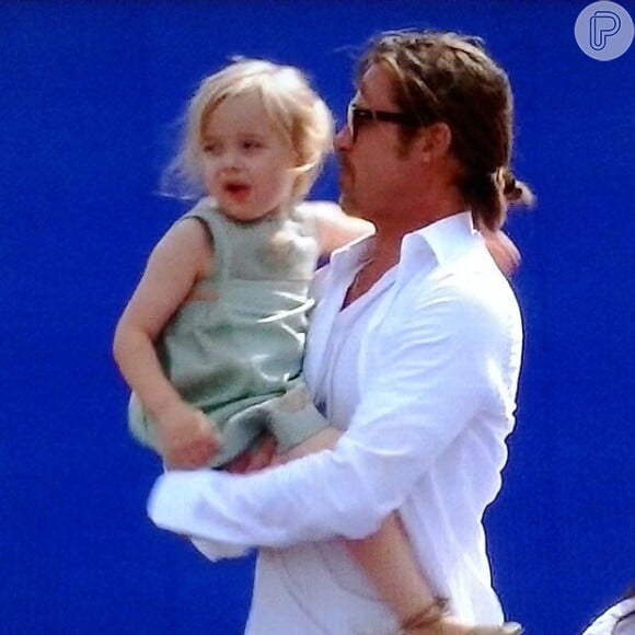 Brad Pitt visitou as locações de 'Malévola', protagonizado por Angelina Jolie, e levou os filhos, em 7 de outubro de 2014