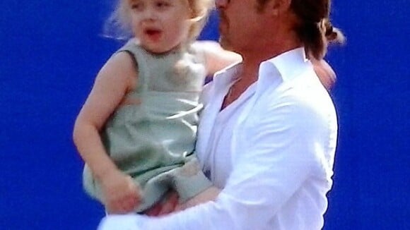 Brad Pitt aparece com os filhos em bastidores de 'Malévola' em documentário