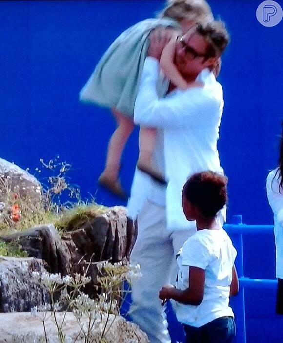 Brad Pitt brinca com a filhas Vivienne e Zahara nos bastidores do filme 'Malévola'