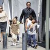 Angelina Jolie e Brad Pitt passeiam com os filhos