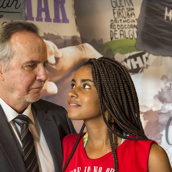 Jaqueline (Gabz) encontra o pai, César (Tato Gabus Mendes) pela primeira vez e se arrepende disso na novela 'Malhação - Toda Forma de Amar'
