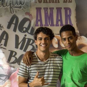 Guga (Pedro Alves) começa a sair com Serginho (João Pedro Oliveira) na novela 'Malhação - Toda Forma de Amar'