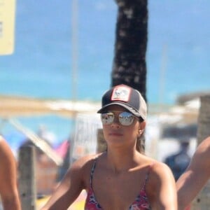 Mariana Rios e Lucas Khalil foram vistos juntos em dia de praia no Rio de Janeiro