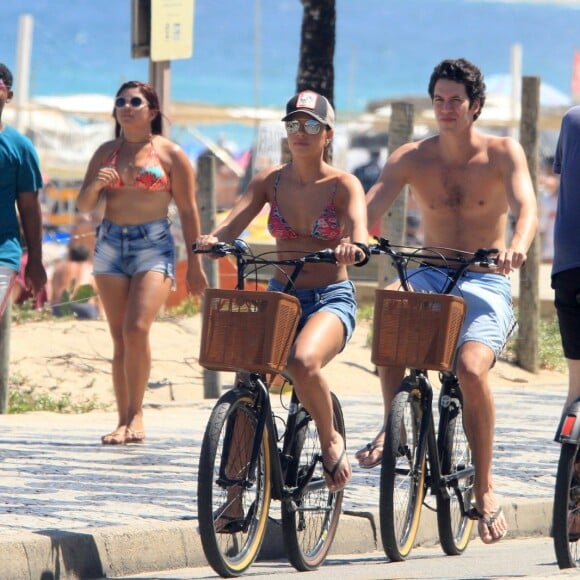 Mariana Rios e Lucas Khalil foram vistos juntos em dia de praia no Rio de Janeiro