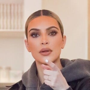 Kim Kardashian comibinou a bermuda ciclista com um look mais despojado