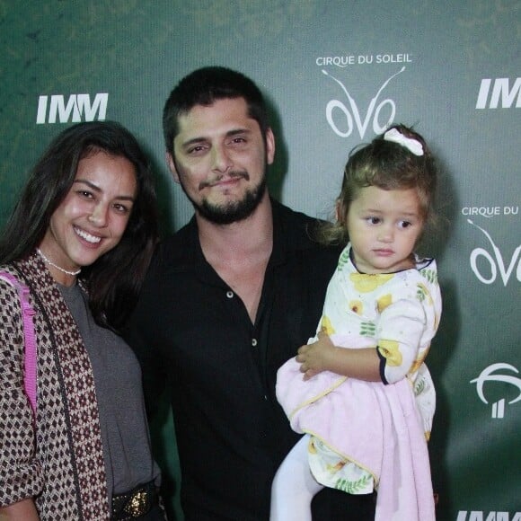 Filha de Yanna Lavigne e Bruno Gissoni, Madalena rouba a cena sempre que aparece com os pais