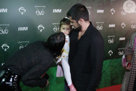Bruna Marquezine paparicou Madalena, filha de Yanna Lavigne e Bruno Gissoni, ao conferir o espétaculo 'Ovo'