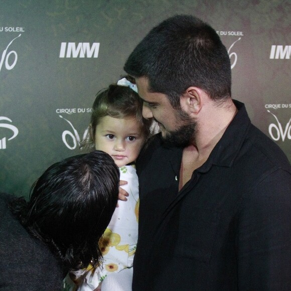 Bruna Marquezine paparicou Madalena, filha de Yanna Lavigne e Bruno Gissoni, ao conferir o espétaculo 'Ovo'