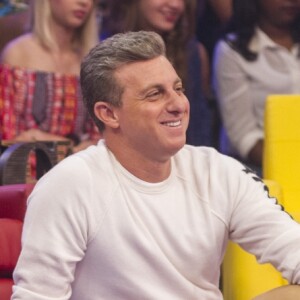 Luciano Huck enfrentou contratempo ao comprar um carro velho: automóvel deu pane no trânsito