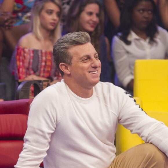 Luciano Huck enfrentou contratempo ao comprar um carro velho: automóvel deu pane no trânsito