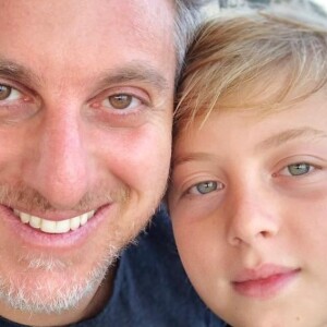 Benício, filho de Luciano Huck e Angélica, foi filmado pelo pai arrasando no teclado