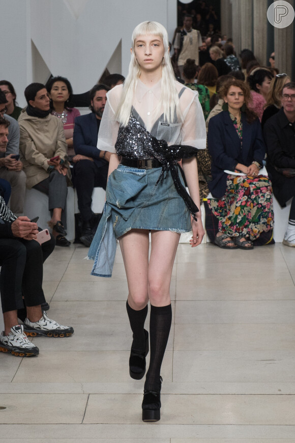 Look de Bruna Marquezine e de Taylor Swift foi todo inspirado na produção desfilada na passarela da Miu Miu, na Paris Fashion Week, na coleção de Primavera-Verão 2019