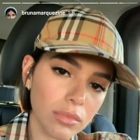 Bruna Marquezine usa boné de R$1.533 e trend da Burberry no Coachella. Veja look