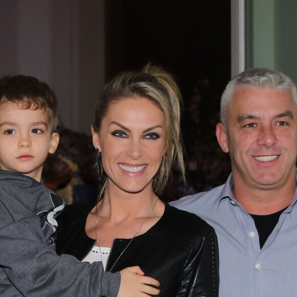 Ana Hickmann filmou Alexandre descendo as escadas vestido de coelhinho da Páscoa