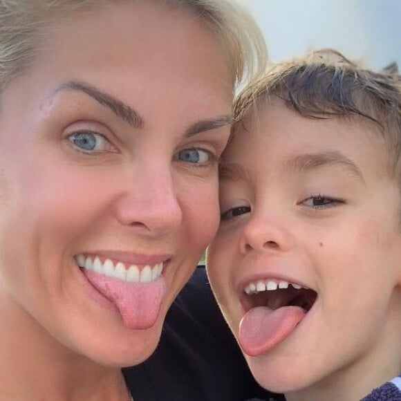 Ana Hickmann rebateu neste domingo, 21 de abril de 2019, críticas de um usuário a respeito da criação do filho, Alexandre