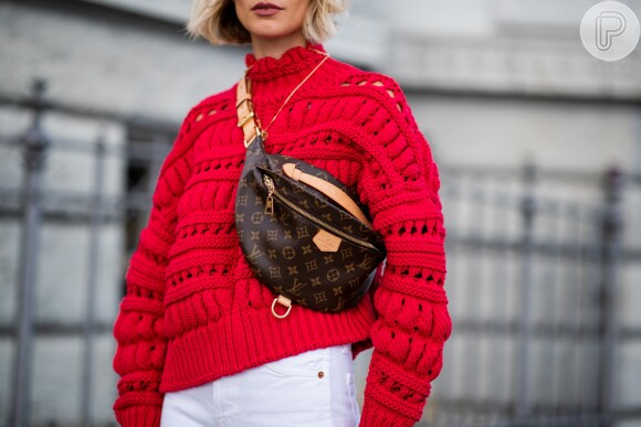 Look com cor no inverno: aposte em um suéter em tons fortes, como o vermelho