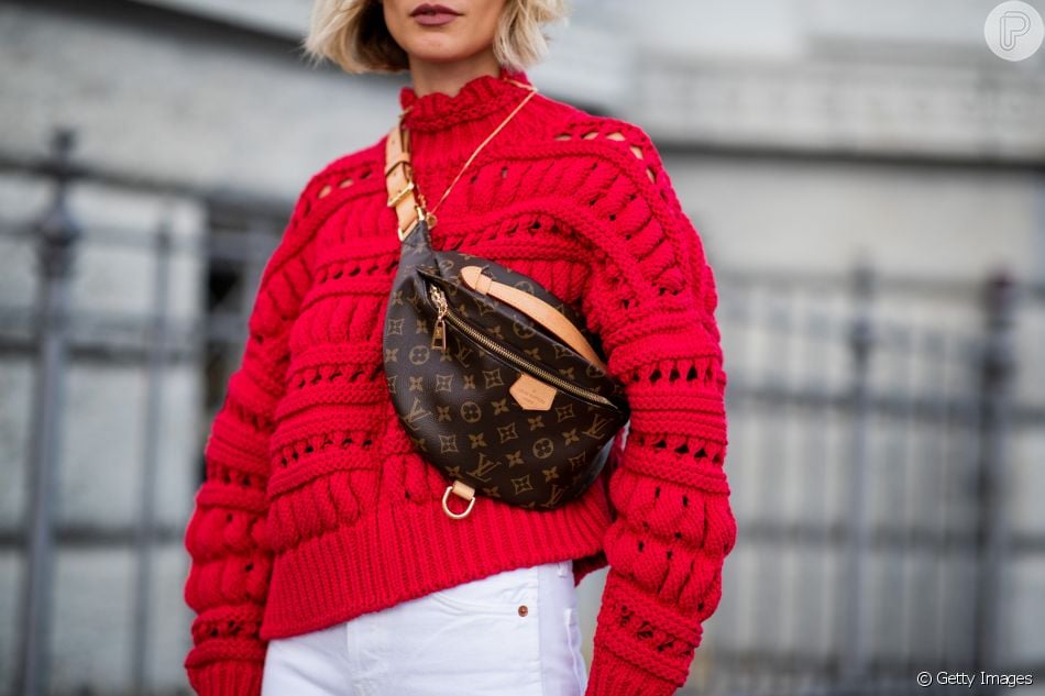 Look com cor no inverno: aposte em um suéter em tons fortes, como o vermelho