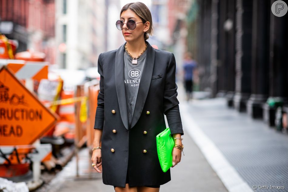 Usar uma carteira neon em um combinações de preto e cinza garante mais cor ao look invernal