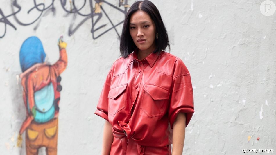 Usar peças coloridas em tecidos mais quentinhos, como o couro, é uma dica para dar cor ao look de inverno