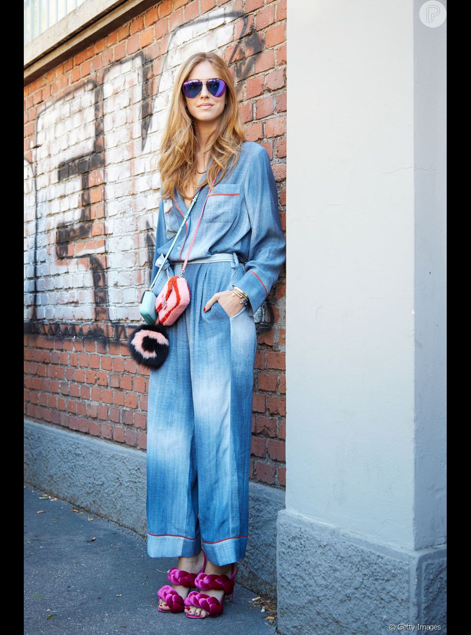 Um sapato com cor forte não te deixa despercebida em um look neutro de inverno