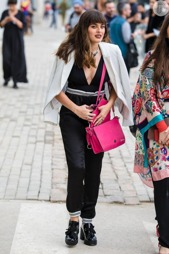 A bolsa rosa garante mais cor e sofisticação ao look todo preto de inverno