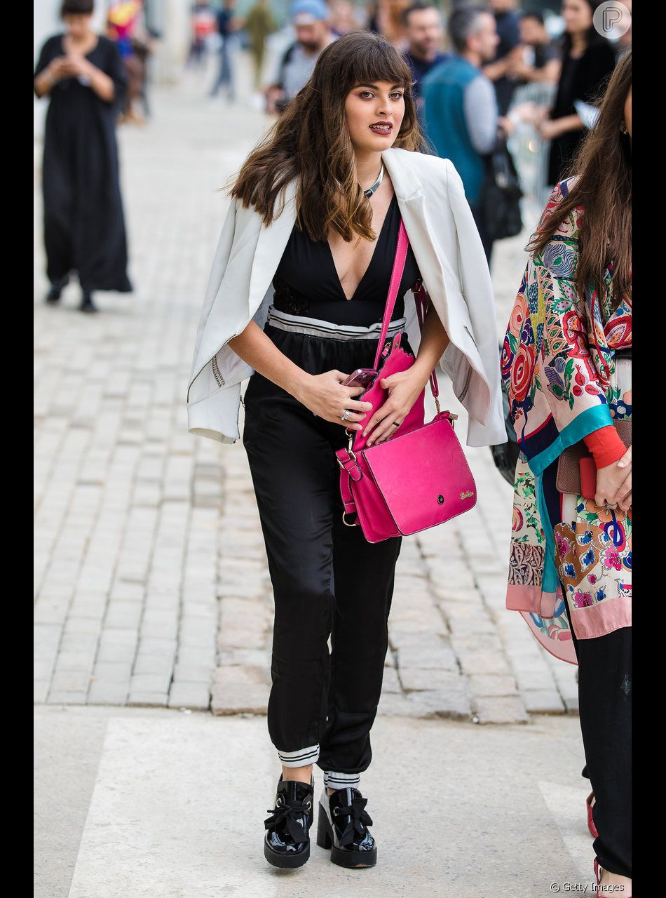 A bolsa rosa garante mais cor e sofisticação ao look todo preto de inverno