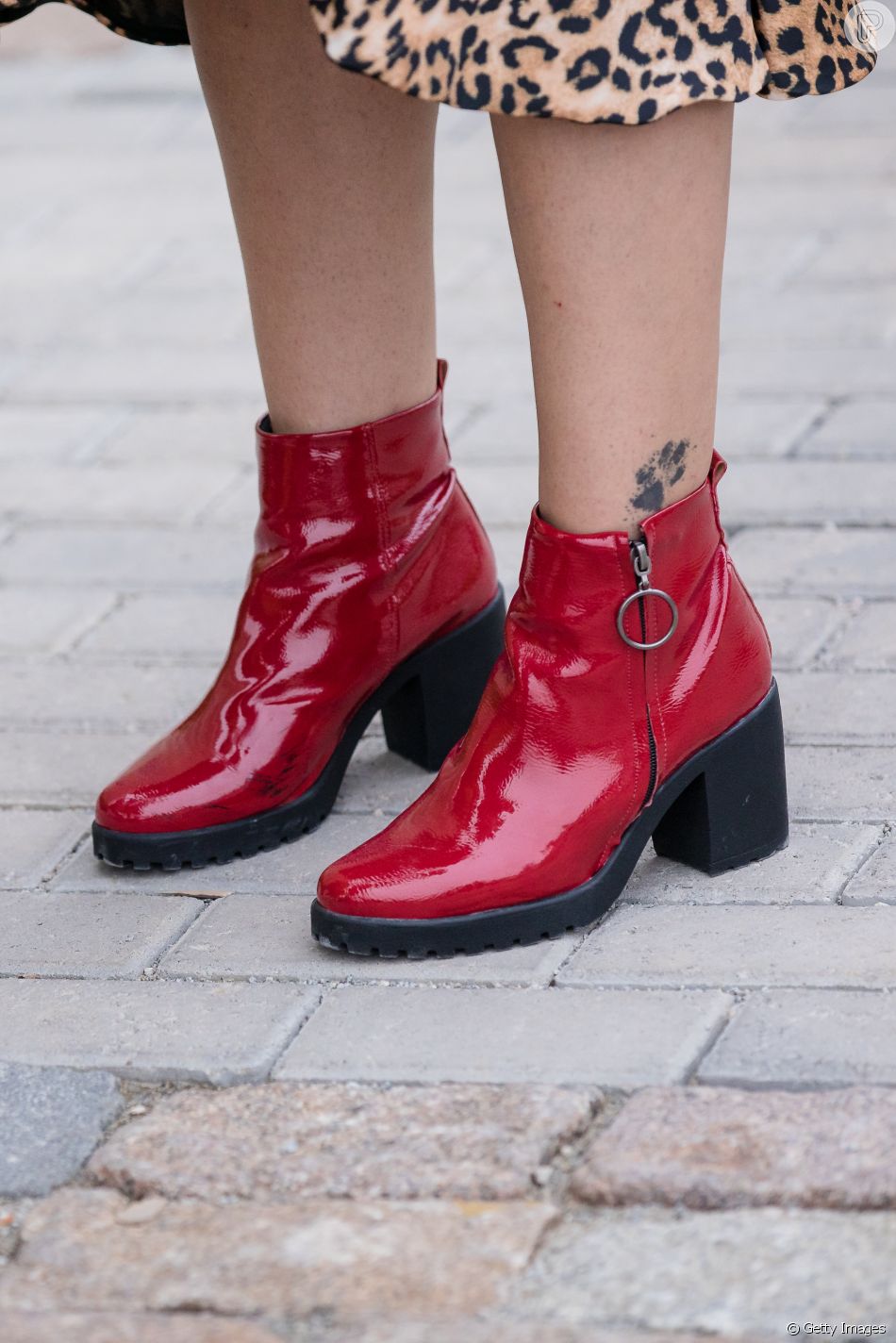 Aposte em uma bota em tom forte, como o vermelho, para dar mais cor aos looks de inverno