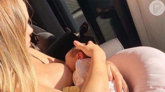 Thaeme Mariôto publicou uma foto amamentando a filha, Liz, nesta quarta-feira, 24 de abril de 2019
