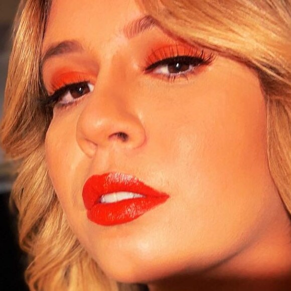 Tons quentes! Marília Mendonça combina make laranja e batom vermelho nesta quarta-feira, dia 24 de abril de 2019