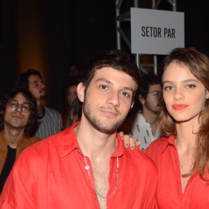 Laura Neiva e Chay Suede combinaram camisas vermelhas para look em desfile