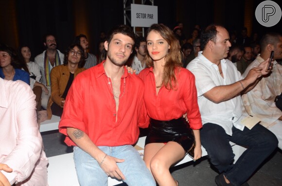 Laura Neiva e Chay Suede combinaram camisas vermelhas para look em desfile