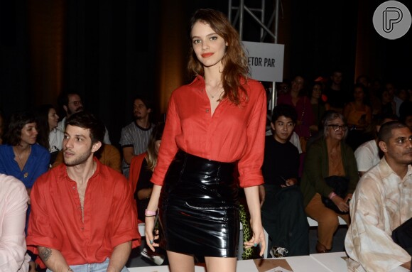 Laura Neiva usou batom vermelho combinando com camisa vermelha para produção fashion