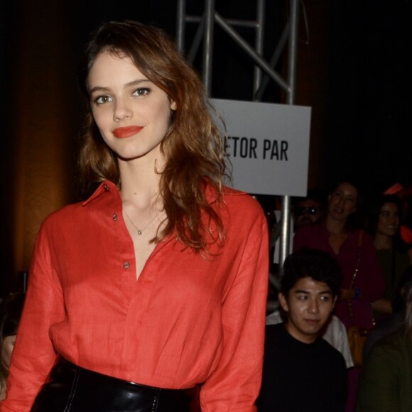 Laura Neiva usou batom vermelho combinando com camisa vermelha para produção fashion