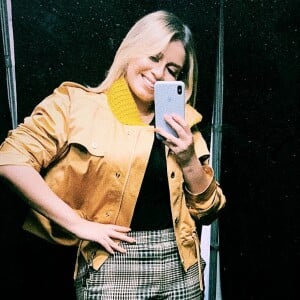 Marilia Mendonça usou jaqueta caramelo utilitária, calça xadrez, tricô amarelo e bota de cano curto e solo tratorado de vinil 