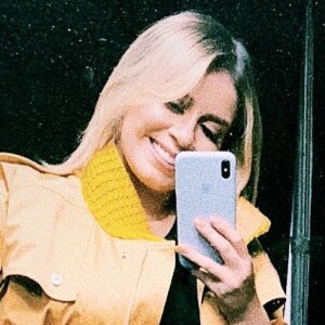 Marilia Mendonça combinou trend utilitária com look xadrez em show nesta sexta-feira, 26 de abril de 2019