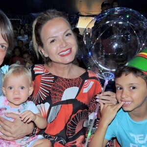 Eliana foi fotografada em circo com noivo e os filhos, Arthur e Manuela