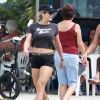 Flávia Alessandra e a filha, Giulia Costa, aproveitaram o feriado para caminhar na orla da praia carioca