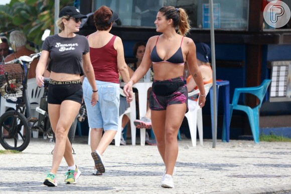 Flávia Alessandra e a filha, Giulia Costa, aproveitaram o feriado para caminhar na orla da praia carioca
