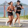 Flávia Alessandra e a filha, Giulia Costa, foram fotografadas correndo na Praia da Barra da Tijuca, Zona Oeste do Rio