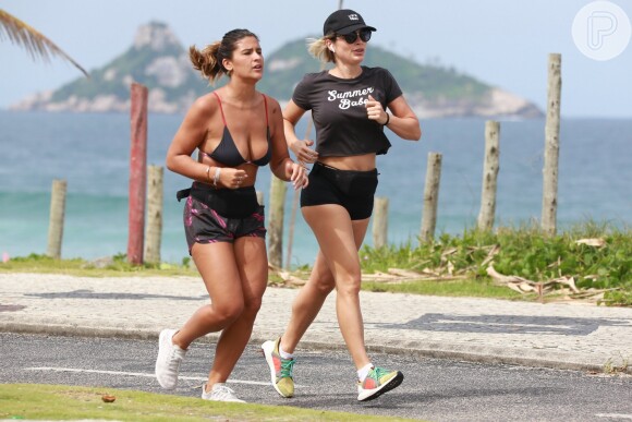 Flávia Alessandra e a filha, Giulia Costa, foram fotografadas correndo na Praia da Barra da Tijuca, Zona Oeste do Rio