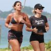 Flávia Alessandra e a filha, Giulia Costa, mostraram boa forma em corrida na praia